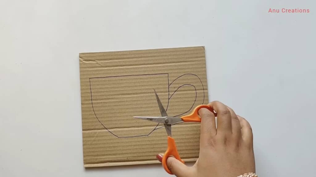 まずはカップを描いてカット