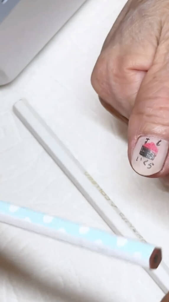 親指にはイクラ