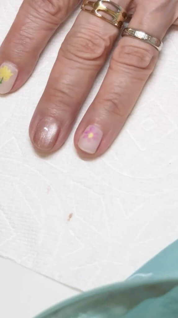 反対の手はお花のデザインです