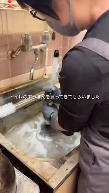 詰まった排水溝と格闘