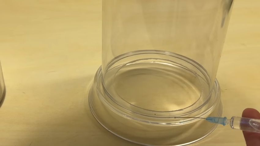 シリンジで接着剤を皿と瓶の境目に塗る