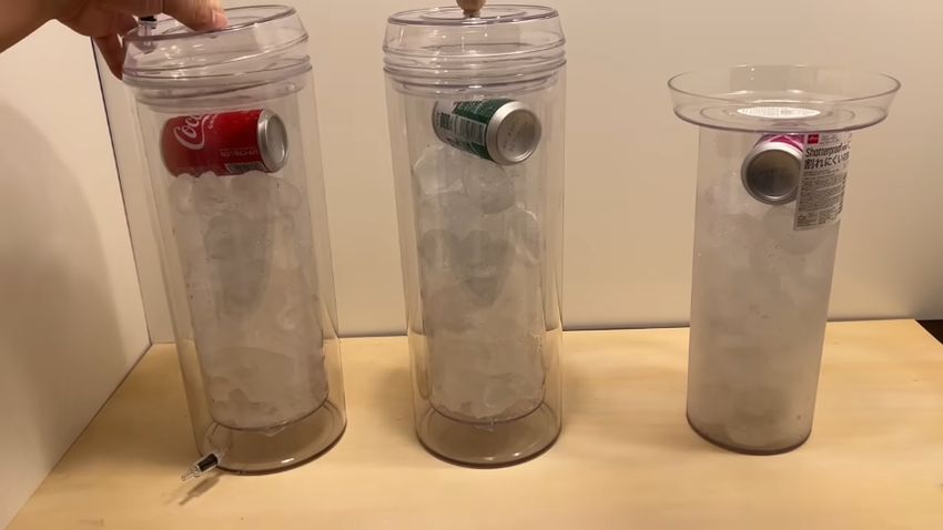 氷と缶ジュースを入れた状態