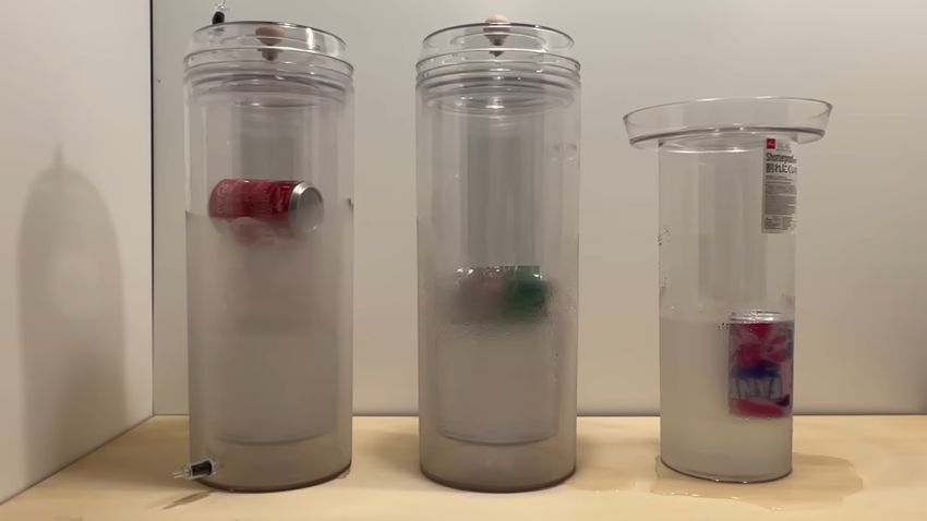 氷が残っている真空クーラーと中空クーラー、水だけになった花瓶