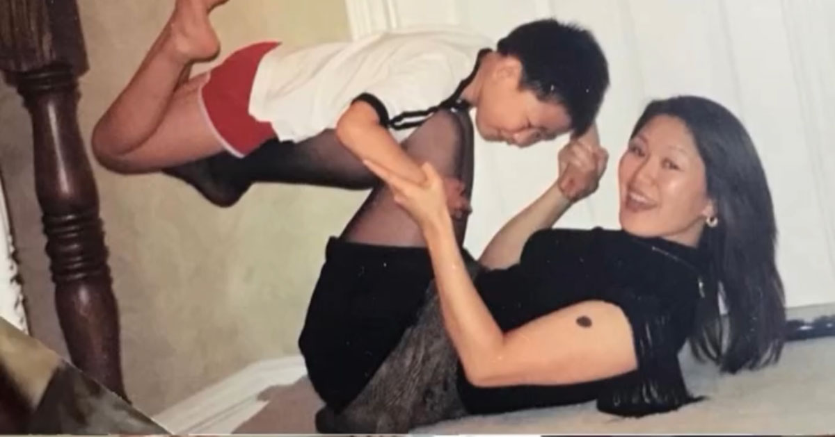 ママの脚の上に乗っかっていた息子→20年後……「あああああ」　同じ構図＆ポーズで再現した“現在の姿”が90万再生【海外】（1/2） | ライフスタイル ねとらぼ