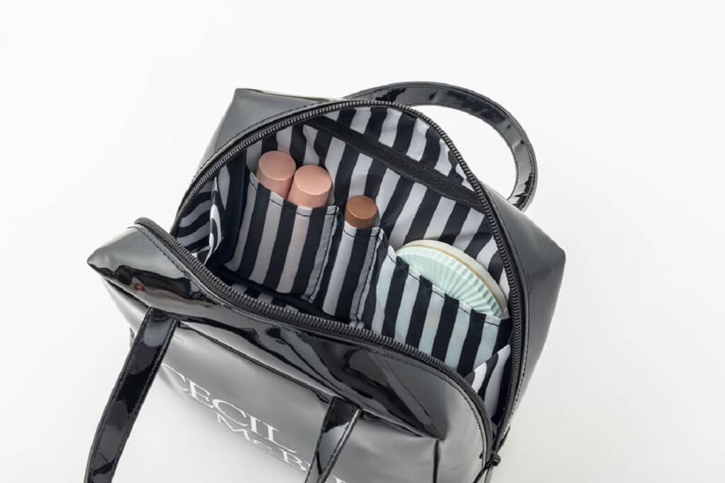 裏地は黒×白のストライプ