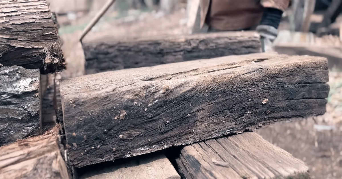 解体したウッドデッキ→朽ちかけの枕木が女性1人のDIYで“驚きの姿”に　「すごすぎる！」「とってもセンスある」（1/3） | ライフスタイル ねとらぼ