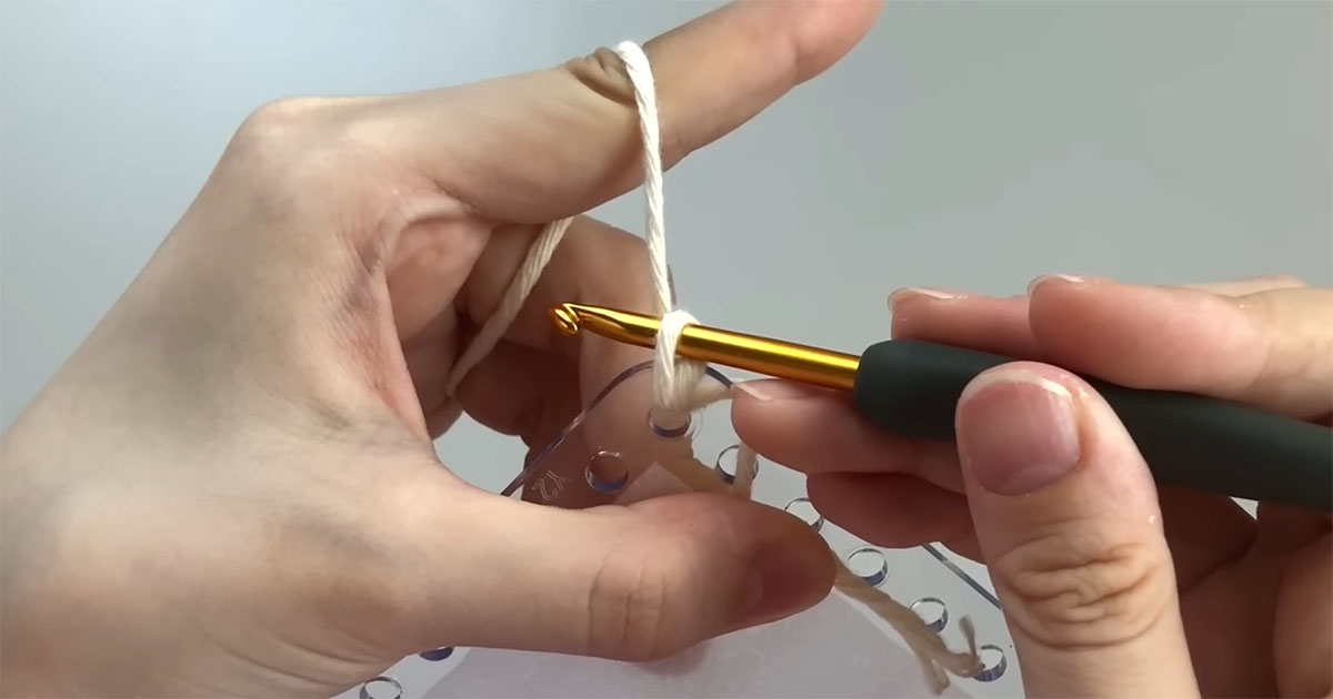 100均の“透明板”に毛糸を通していくと……　夏にぴったりなお出掛けアイテムが完成「挑戦してみたい！」 | ライフスタイル ねとらぼ