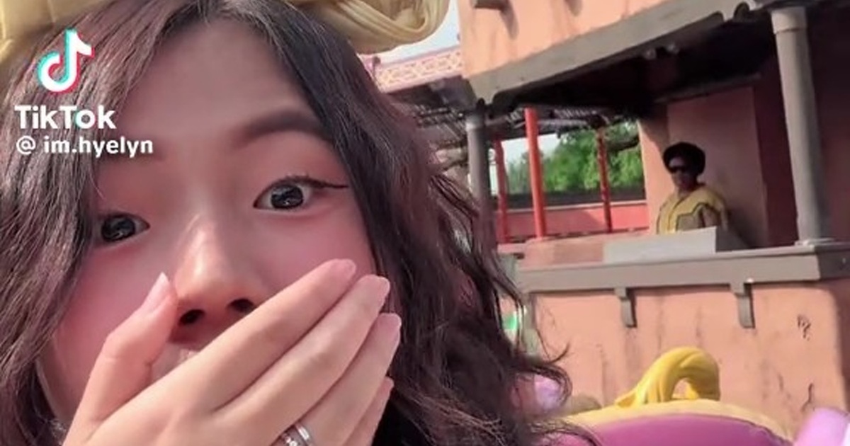 ディズニー・ワールドでアトラクションに乗った2人、次の瞬間……「一生の思い出すぎる」「泣いちゃう」　夢のような光景が130万再生【海外】（1/3） | ライフスタイル ねとらぼ