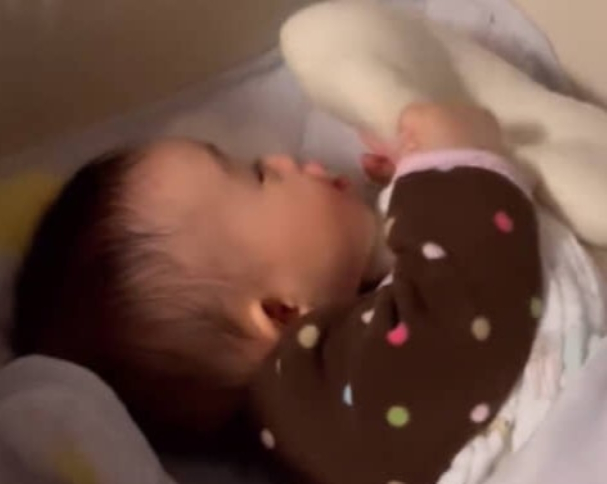 1人遊びに夢中な赤ちゃん、ママの視線に気付いた瞬間……「かわいすぎて鼻血出そう！」　胸キュン必至のリアクションに大反響→1年半後を聞いてみた（1/3） | 育児 ねとらぼ