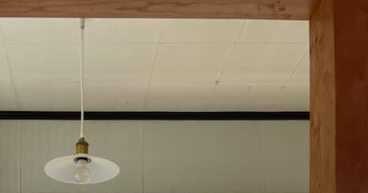 「昭和のトイレみたい」と思っていた“築40年ボロ屋”の台所をのぞくと……　「ドラマに出てくるキッチン」「憧れる」と反響（1/2） | 住まい ねとらぼ