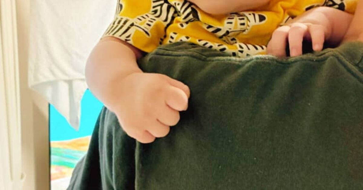 パパに抱っこを代わったら、2カ月赤ちゃんが……　予想外の表情にママ仰天「なんかごめん」「可愛すぎるwwwwwww」 | 育児 ねとらぼ