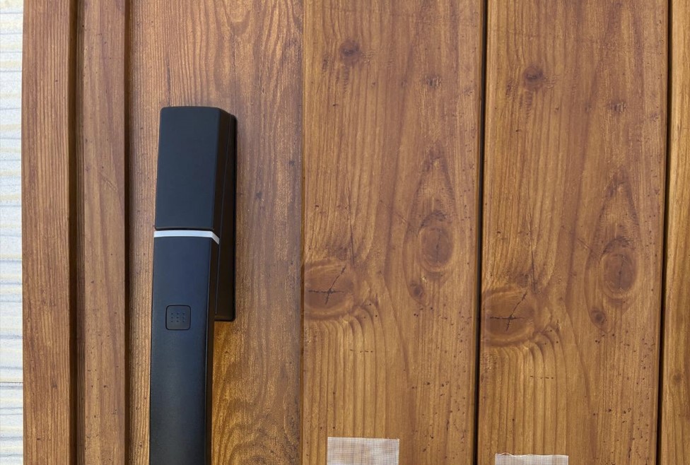 帰宅したママさんが玄関を開けようとすると……