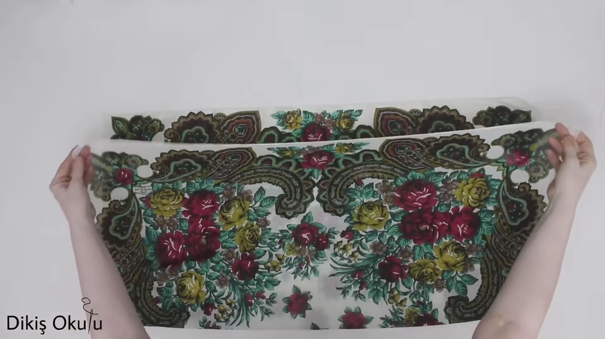 古いスカーフは捨てないで！　半分に折ってチョキチョキ切ると……　アクセントとして使えるおしゃれアイテムに変身【海外】（1/3） | ライフスタイル ねとらぼ