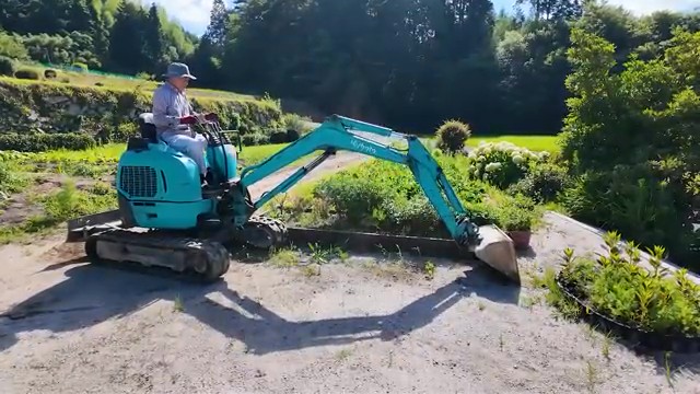 ユンボで草刈りをして