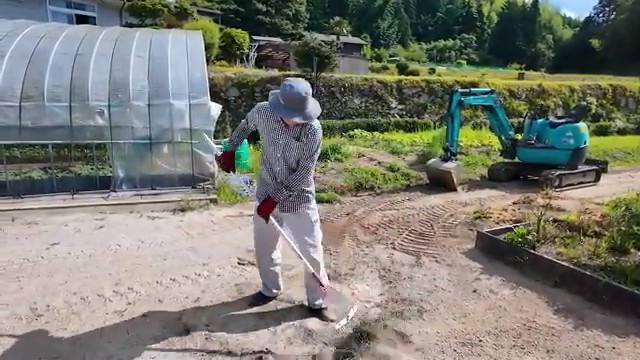 熊手で雑草を集めます