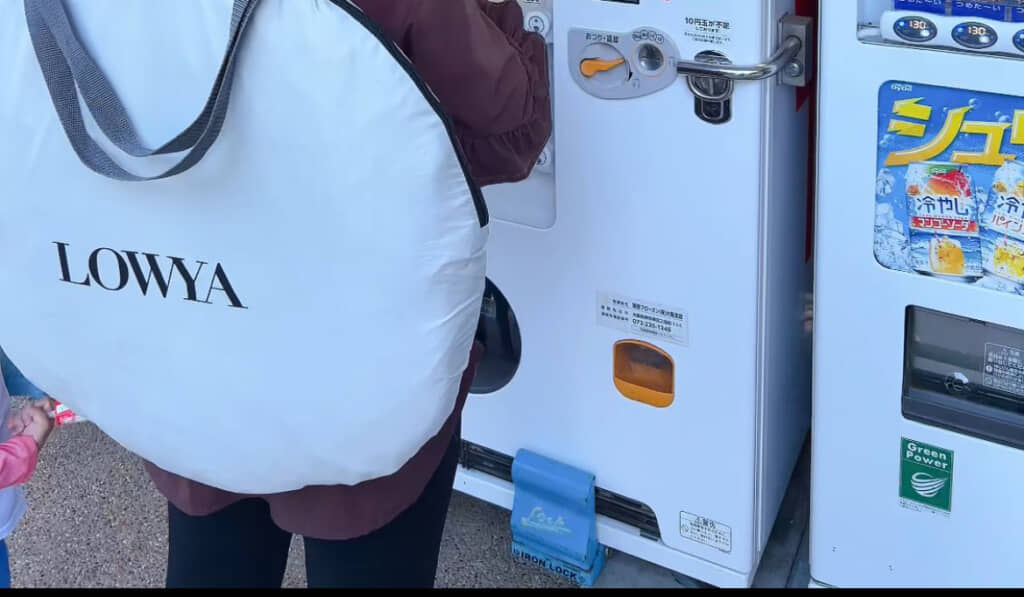 夏休み中の子どもを連れたママ