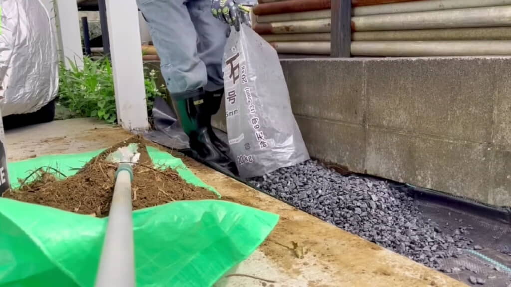 砕石を敷き詰める