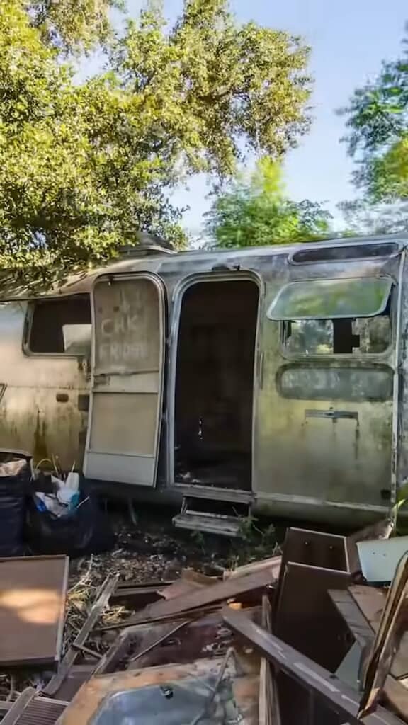 中も外もボロボロ