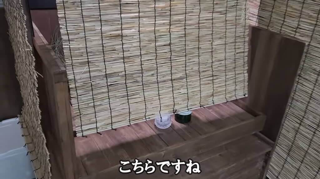すだれを開けると……