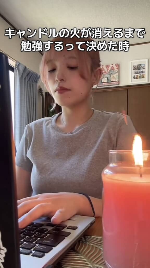 机にキャンドルを灯し、集中モードで勉強スタート