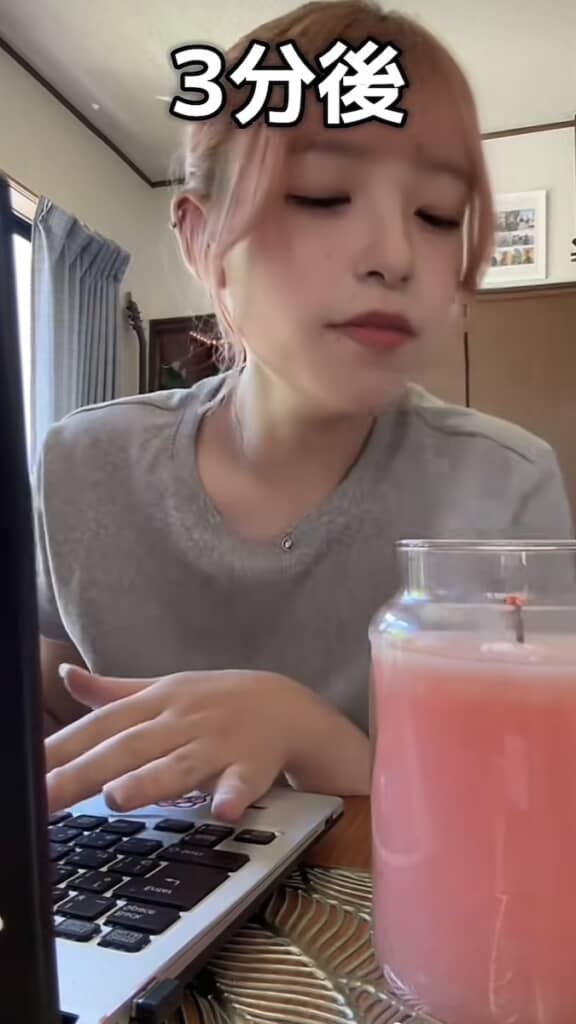 キャンドルの火があっさり消えて、してやったりの表情