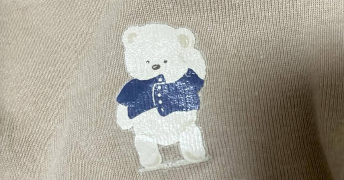 西松屋で買った服に“謎のロゴ”→ママがよく読むと……「自分が恥ずかしい」　まさかの正体に「あはっ！」「ちょ、ちょっと待って」（1/2） | ライフスタイル ねとらぼ
