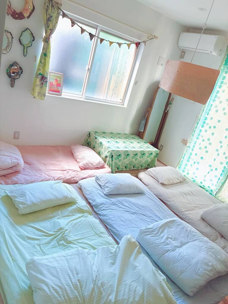 この布団の並び方がお泊まり会って感じで良い