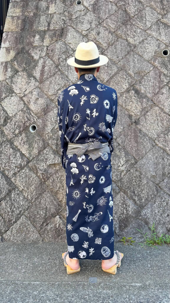 ハットをかぶってモダンな装いに