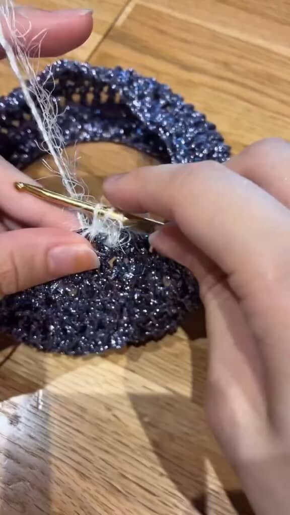 浴衣に合わせた白の毛糸で模様作り