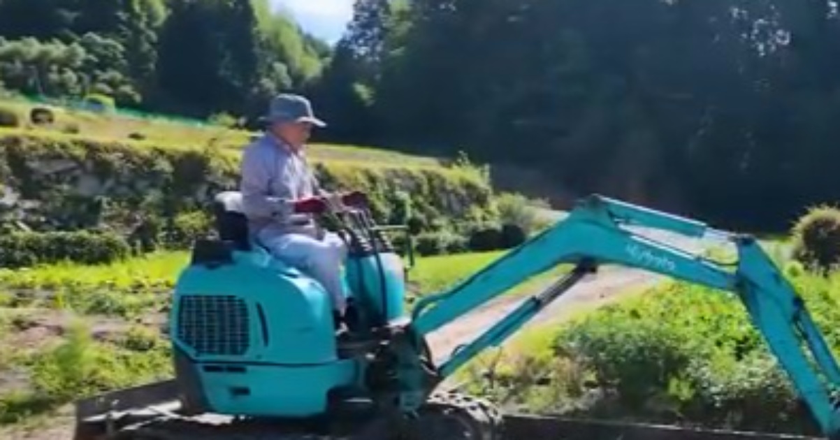 70代夫婦が広大な畑の草刈りをしたら…… 仲むつまじい姿が「ホッコリ」「ほのぼの素敵です」と反響(1/3) | ライフスタイル ねとらぼ