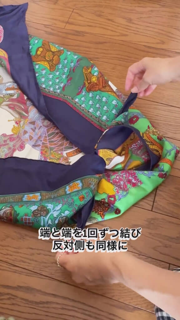 スカーフの端を何度か結ぶだけ