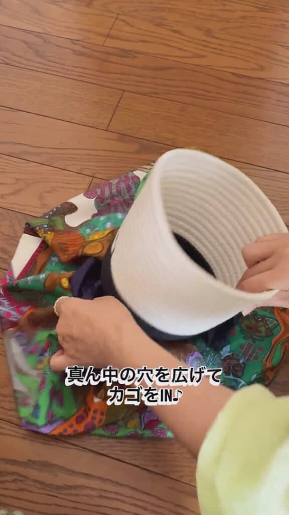 できた隙間に小さなかごをイン！