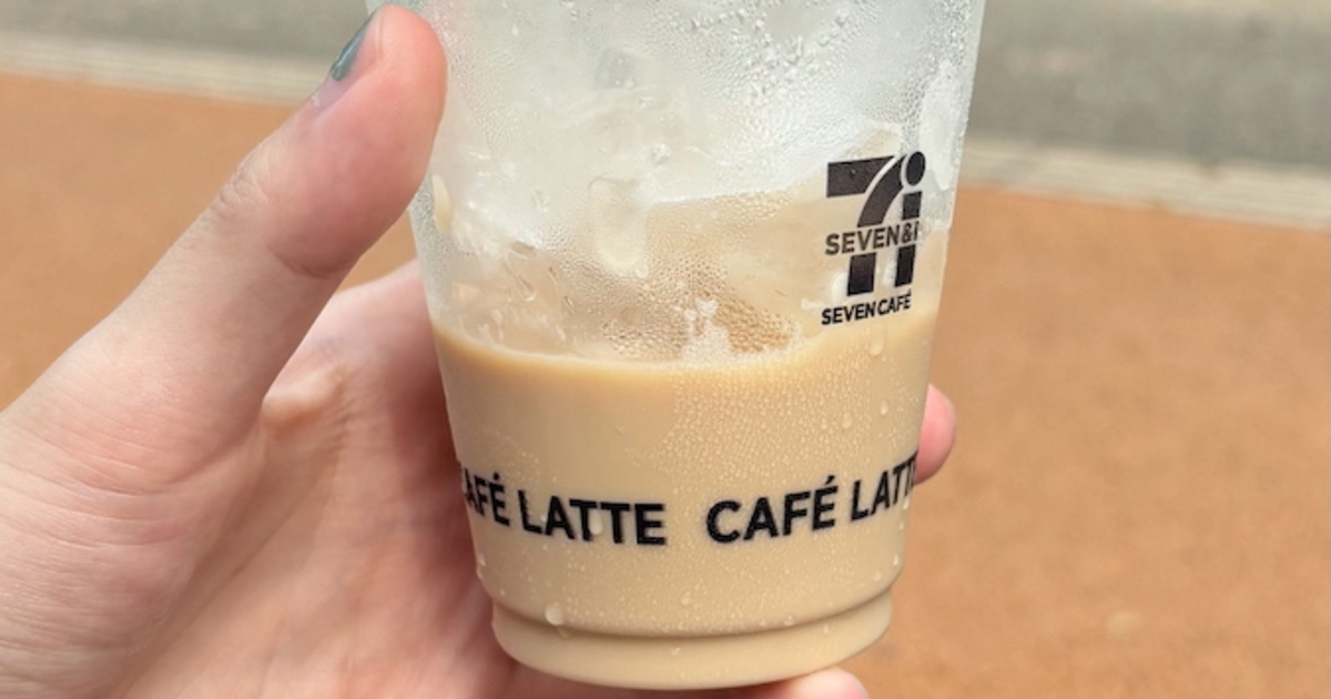 カフェラテ買ったら小さな不幸→写真に収めていると、さらに……　奇跡の悲しすぎる1枚に「犯人写ってましたね」「あまりにも不憫」（1/3） | ライフスタイル ねとらぼ