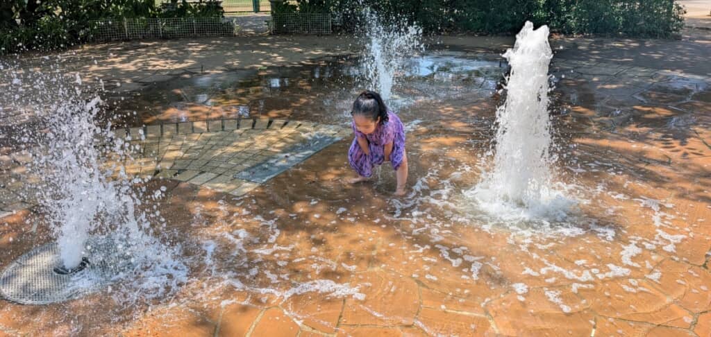 水遊びしてる娘ちゃん