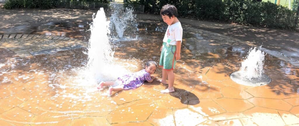 大胆に水場に横たわっています