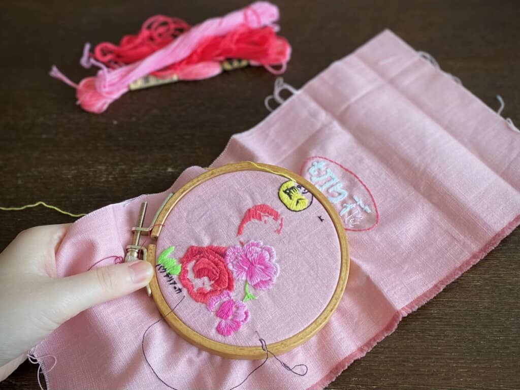 お花のグラデーションを刺しゅう中