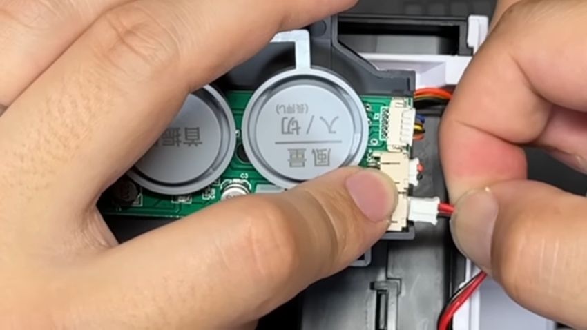 抜けていたコネクターを制御基板に挿す