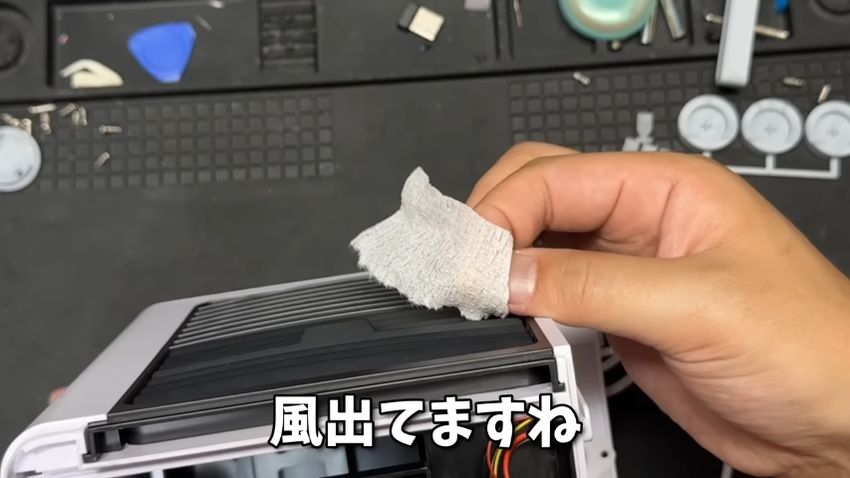 出てきた風によってはためく紙の切れ端