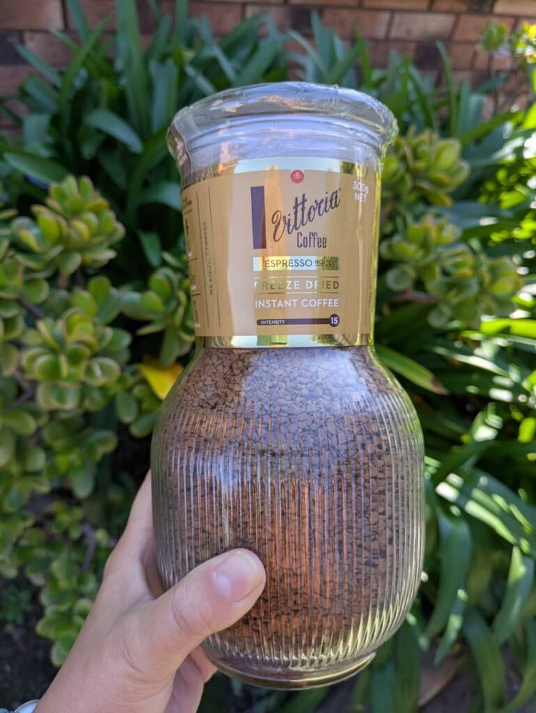 花瓶のような形をしたインスタントコーヒーの瓶