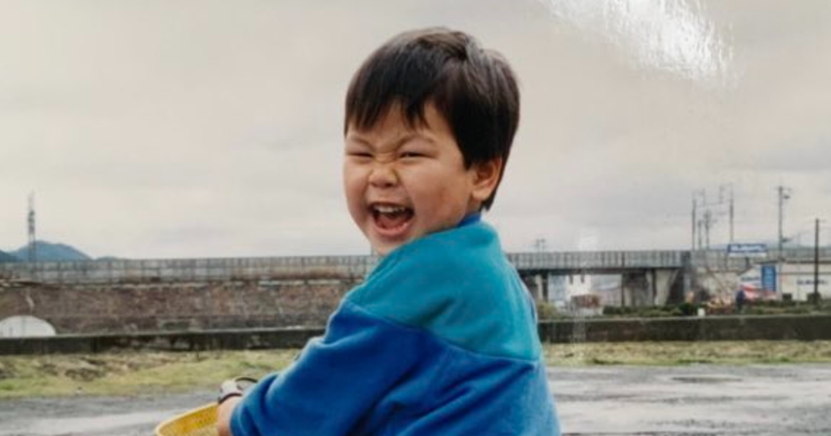 初めての自転車にくしゃくしゃ笑顔の3歳少年が……　28年後、驚がくの場所で見せる表情に「最終回の画だ」「泣いてしまうやろ……」（1/3） | ライフスタイル ねとらぼ