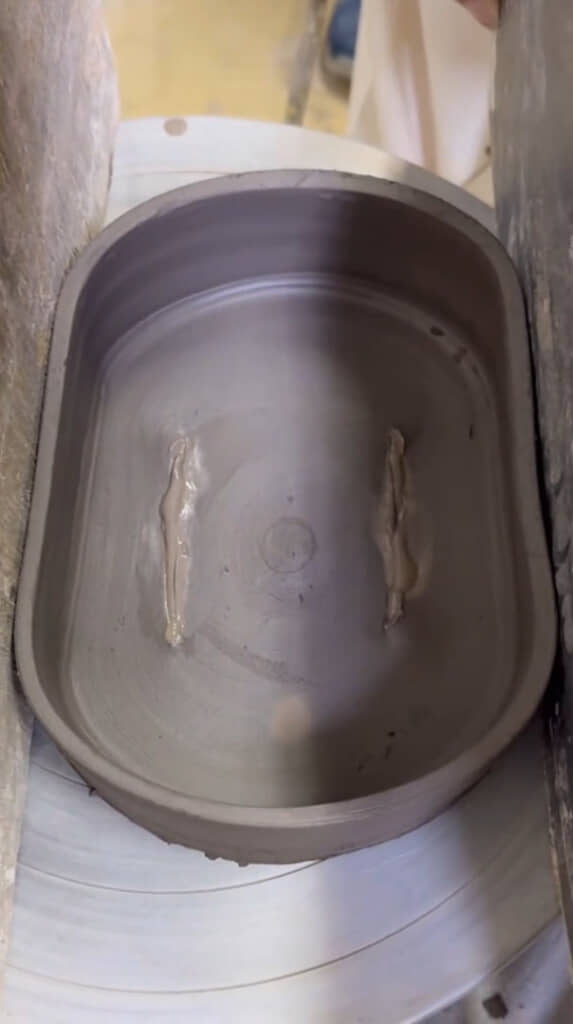 左右から力を加えることで楕円形に