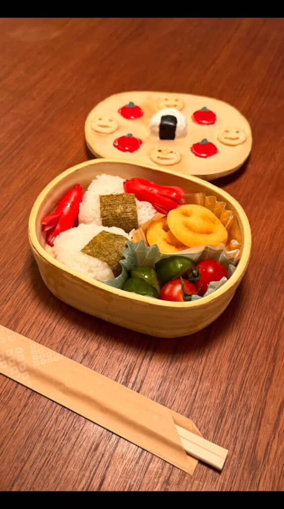 おにぎりとおかずを詰めたら完全にお弁当箱！