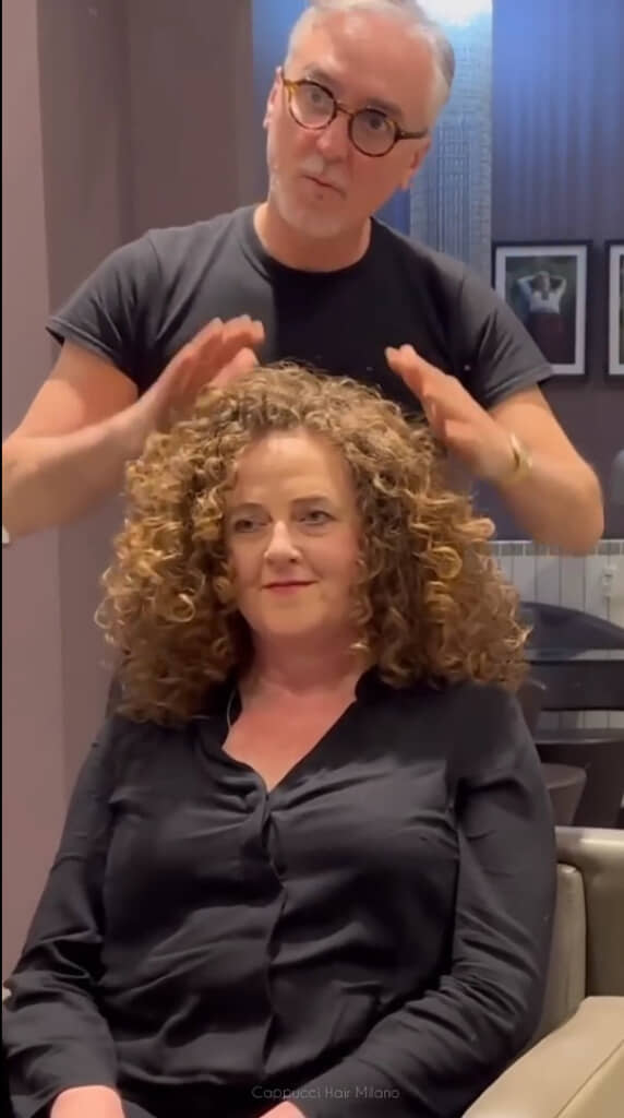 女性のカールを生かした髪型がすてき！