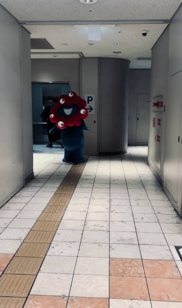 なぜこんな場所にミャクミャク様が……（画像提供：イヌハッカ／@inunu_hakkaさん）