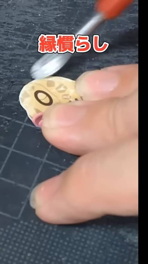 切り抜いたイラストの縁を手芸用の道具・モデラーで慣らす