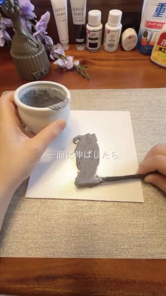 重曹と絵の具を混ぜた塗料を塗ります