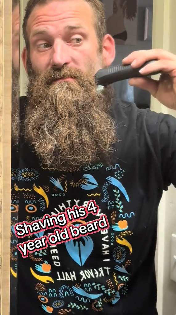 バリカンで髭をそり始める男性