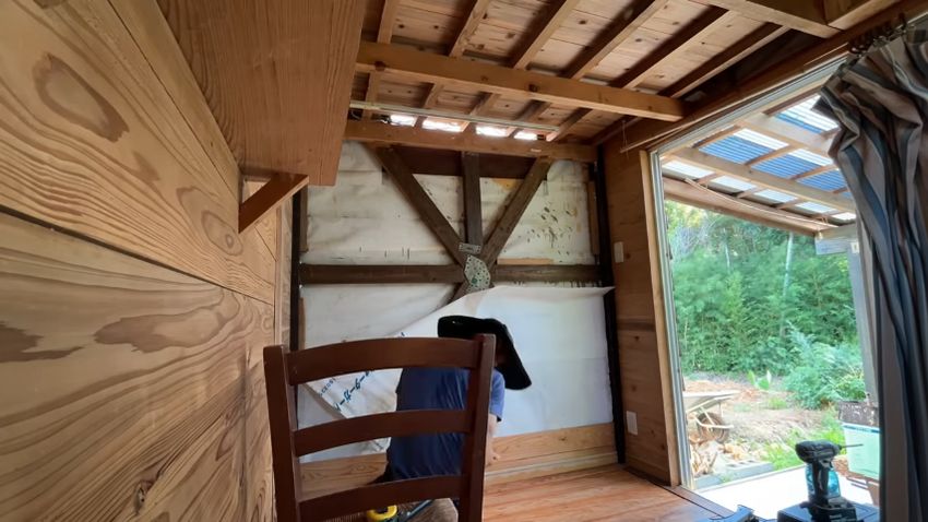 壁を解体する様子