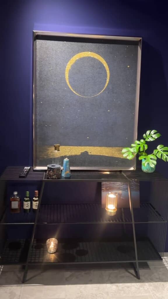 部屋に飾ってある月の絵