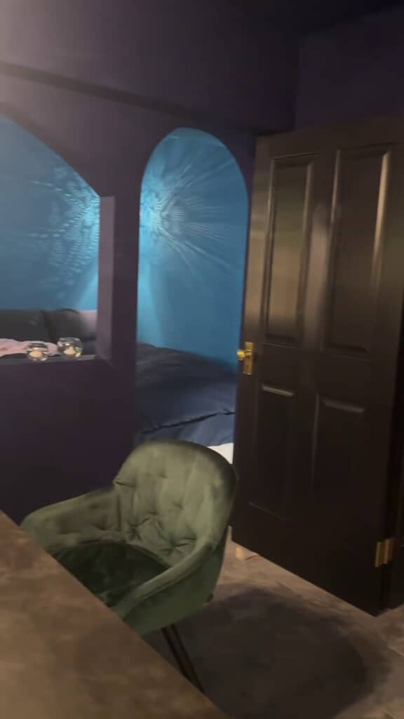 水色で彩られている寝室らしき部屋